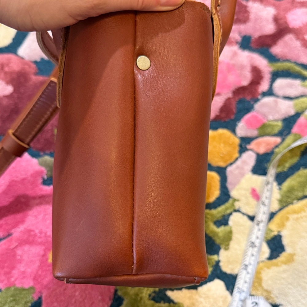 Portland Leather Small Raindrop Crossbody Bag in Honey - Picture 4 of 10